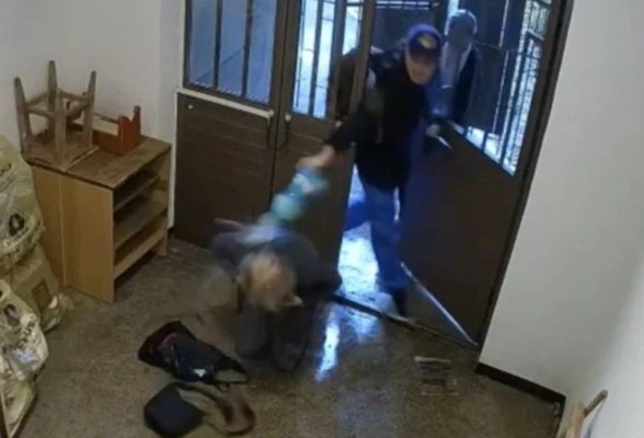 Bărbatul care și-a incendiat mătușa în scara blocului a fost condamnat pe viață