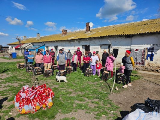 Voluntarii Asociaţiei „Suflete Deschise“ au adus zâmbetul pe buze şi bucurie mai multor familii necăjite