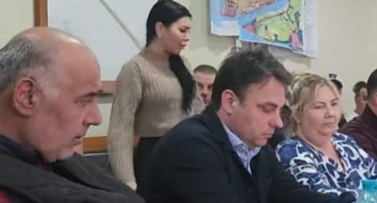 Pusă pe liber după dosarul de luare de mită, Iulia Cocor bate câmpii prin Consiliul Local Cernavodă. Video