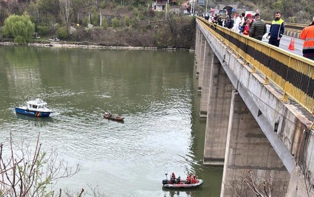Plan Roșu de Intervenție: O autoutilitară condusă de un cetățean bulgar a căzut în Dunăre, în urma unui accident. Video