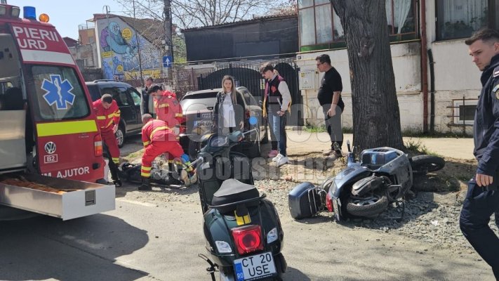 Un motociclist a ajuns la spital după ce a fost lovit de un autoturism în fața sediului IPJ. Video