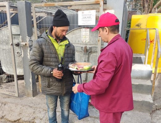 În ziua de Paște, voluntarii Asociației „Suflete deschise“ sunt alături de oamenii străzii