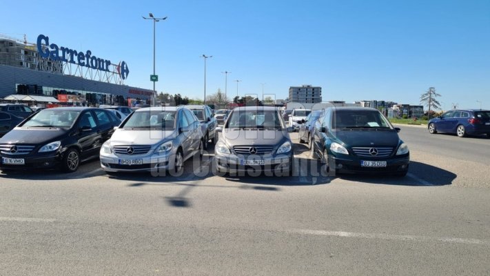 Samsarii de mașini ocupă parcarea Centrului Comercial Tom, transformând-o în parc de vânzări auto. Video