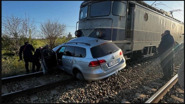 Un șofer a vrut să traverseze o linie de cale ferată, iar mașina lui a fost lovită de tren