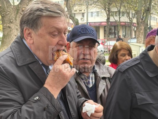 Nu e păcăleală! Crin Antonescu, întâmpinat cu plăcintă machedonească la Constanța!  Video