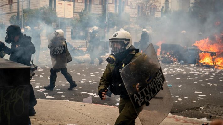 70 de oameni arestați în Atena, după ce au atacat o secție de poliție cu cocktailuri molotov și petarde
