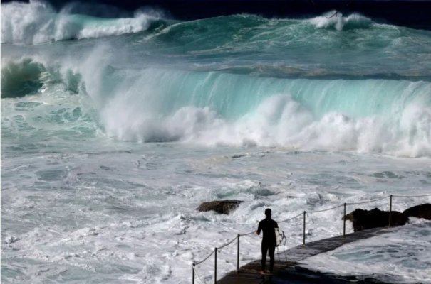 Cinci persoane au murit după ce s-au înecat în valuri uriașe, în Australia, și alte două sunt date dispărute