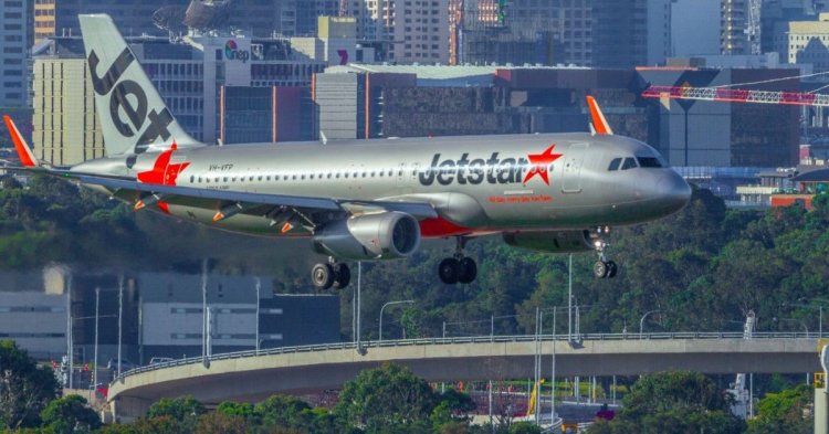 Panică la bordul unui avion cu 200 de persoane, după ce un pasager a încercat să forțeze deschiderea unei uși. Video