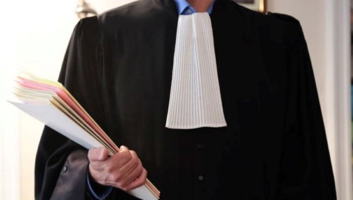 Un bărbat din Brăila s-a dat drept avocat timp de 11 ani și a încasat bani de la clienți. Este cercetat sub control judiciar