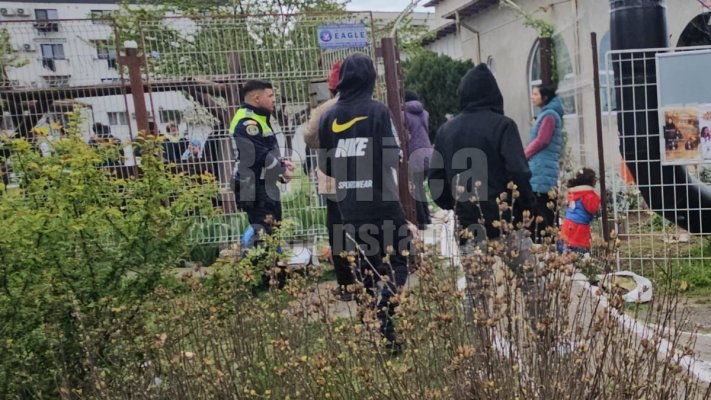 Cerșetorii care s-au agățat de poarta bisericii din Poarta 6 vindeau salcie pentru sfințit la preț... nesfințit. Video