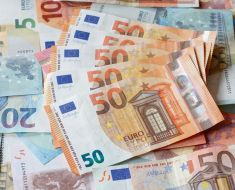 Elveţienii au decis prin referendum ca garantarea plăţilor cu numerar să fie înscrisă în Constituţie