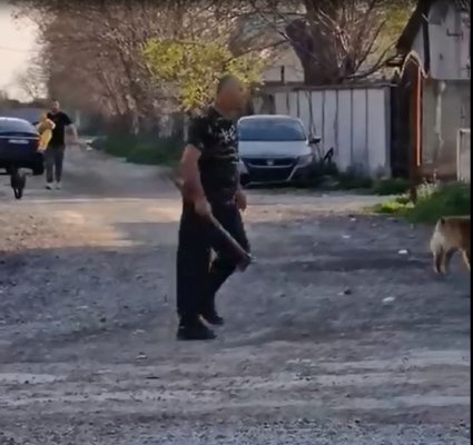 Bărbatul înarmat cu un topor, care a făcut scandal în Ovidiu, internat la Palazu! Video