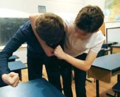 Un băiat de 11 ani a fost bătut la școală de un coleg de 13 ani, la finalul orelor. Victima ajuns la spital