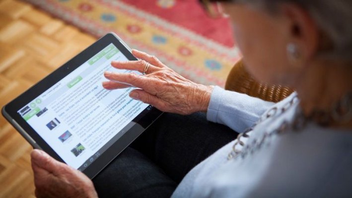 Cercetătorii demontează mitul demenţei digitale: Tehnologia ar putea proteja sănătatea cognitivă la vârstnici