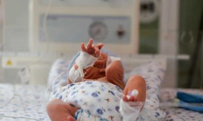 Premieră medicală: un bebeluş american a fost tratat printr-o terapie genică personalizată