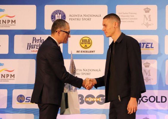 David Popovici a primit trofeul pentru sportivul anului 2024, la Gala Campionii Natației
