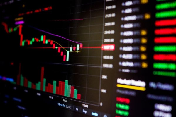 Bursele europene au scăzut marţi, iar lira sterlină s-a depreciat, pe fondul crizei politice din Marea Britanie