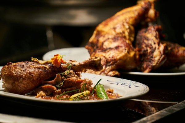 Studiu: Consumul excesiv de carne de pui poate crește riscul de deces cu 27%