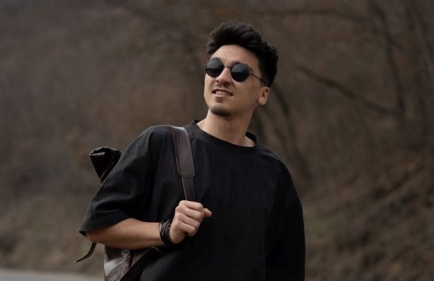 Tânărul de 21 de ani care a plecat pe jos din Timișoara spre Constanța ajunge azi la destinație. Video