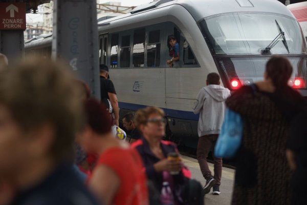 Două trenuri CFR Călători au ajuns față în față pe aceeași linie