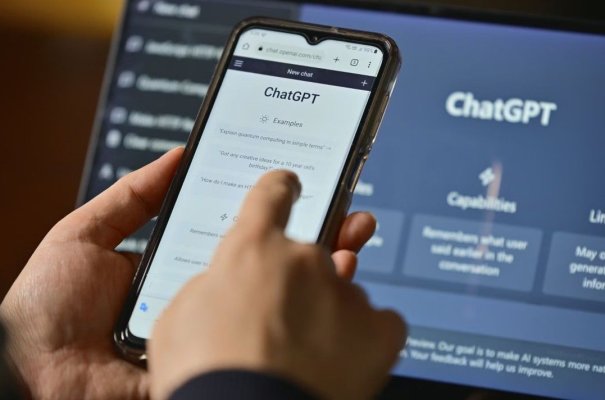 Tot mai mulți pacienți români își caută diagnosticul pe ChatGPT. Medicii explică la ce pericole se expun