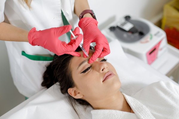 „Studii medicale“ făcute pe Instagram: False doctorițe românce, anchetate pentru practici estetice ilegale