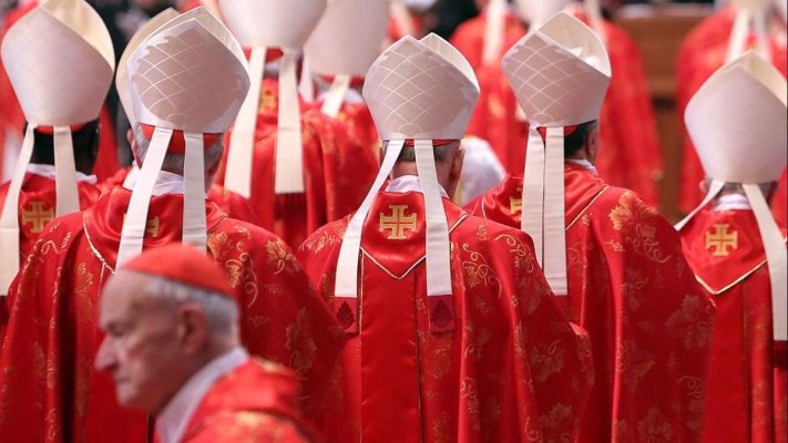Vaticanul va anunța azi data Conclavului pentru noul Papă, Capela Sixtină se închide