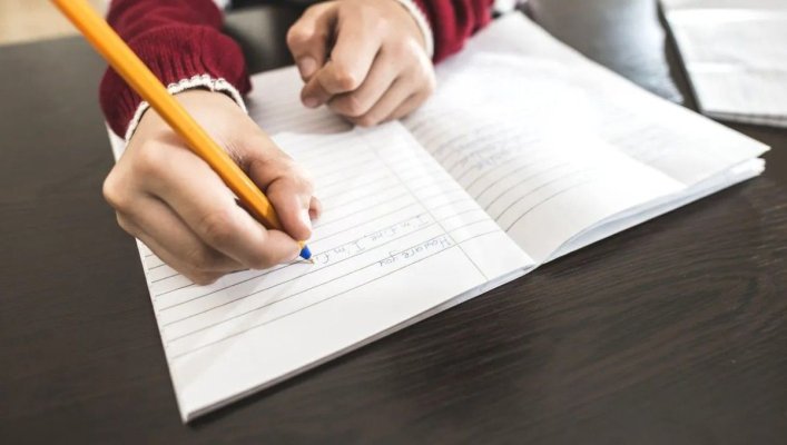 Un copil a scris la școală o compunere despre cum tatăl lui o bate pe mama