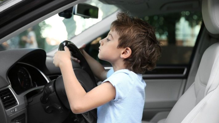 Un copil de 10 ani s-a urcat la volan și a gonit cu Poliția pe urme