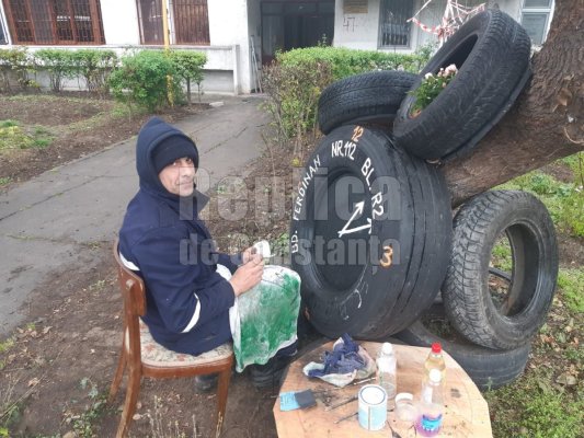 Un militar pensionar a transformat spațiul verde din fața blocului în parc tematic din produse reciclate. Video