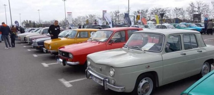 O Dacia Lăstun, vedeta paradei mașinilor din perioada comunistă. Mai sunt doar 5 în România