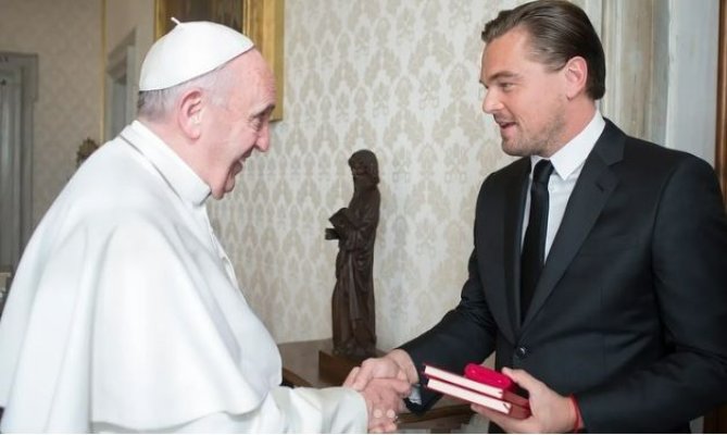 Leonardo Di Caprio i-a adus un omagiu Papei Francisc: 