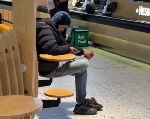Un curier Bolt Food a fost surprins scobindu-se între degetele de la picioarele, apoi a ridicat comanda. Video