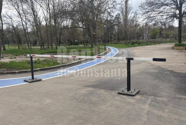 Cine o fi amplasat o barieră peste pista de biciclete, în parcul Tăbăcărie?! Video