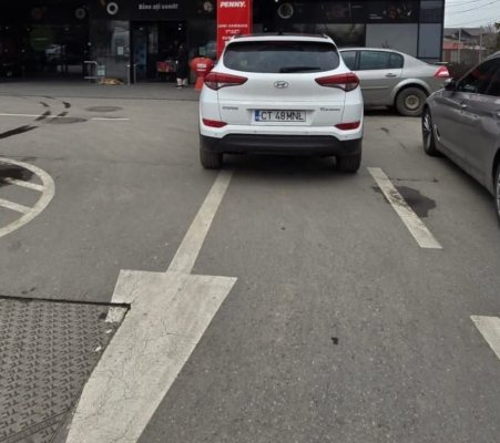  În Constanța se parchează așa cum se trăiește: intens și pe avarii!