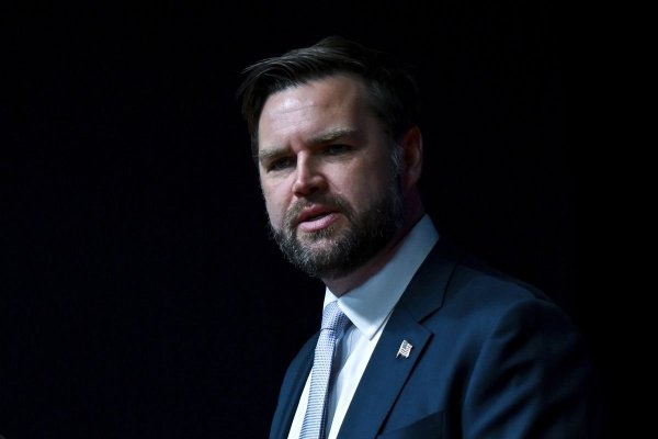 JD Vance trebuie să îi ceară scuze României: Alegerile din România, sub lupa Bloomberg