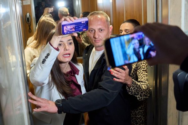 Cine face scandal în Parlament riscă să primească interdicție. Nu se va aplica și la senatori și deputați
