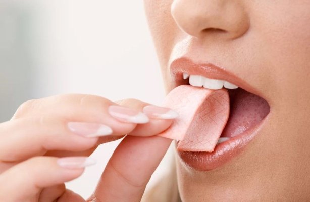 Guma de mestecat care blochează viusurile precum Covid, herpesul sau gripa. Secretul stă într-o proteină din fasole