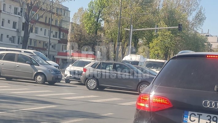 Haos în intersecția de la City Mall din cauza semafoarelor nefuncționale