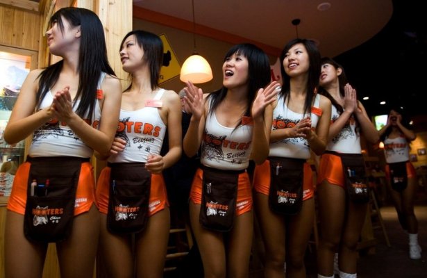Cel mai recunoscut restaurant din filme, Hooters, celebru pentru ospătărițele sale, în faliment