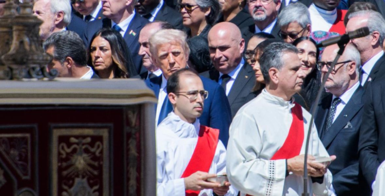 Ilie Bolojan a stat lângă Donald Trump în timpul funeraliilor Papei Francisc
