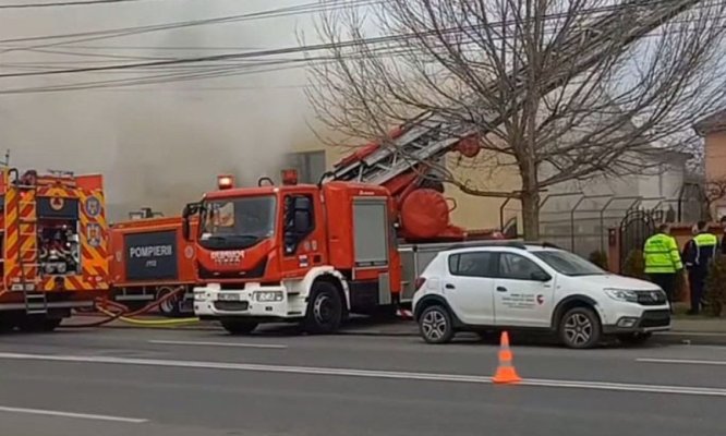 Incendiu la o pensiune din județul Dâmbovița: Flăcările au cuprins un etaj și mansarda