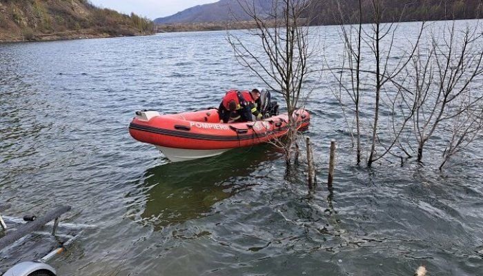 Alertă pe Barajul Siriu! O hidrobicicletă cu trei persoane s-a răsturnat în larg. Un pompier este căutat