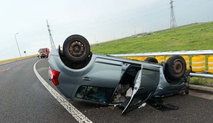 Mașină răsturnată, la ieșire de pe A2 spre A4, sensul spre Constanța