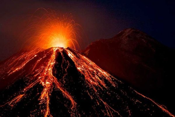 Erupție spectaculoasă a vulcanului Etna, cu fântâni de lavă și explozii puternice