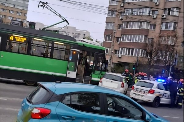 Accident grav în Capitală. Un tramvai a lovit 5 mașini, iar vatmanul a fugit