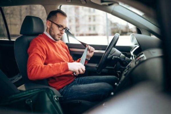 Codul Rutier 2025: Șoferii vor plăti amenzi mai mari dacă pasagerii lor nu poartă centura de siguranță