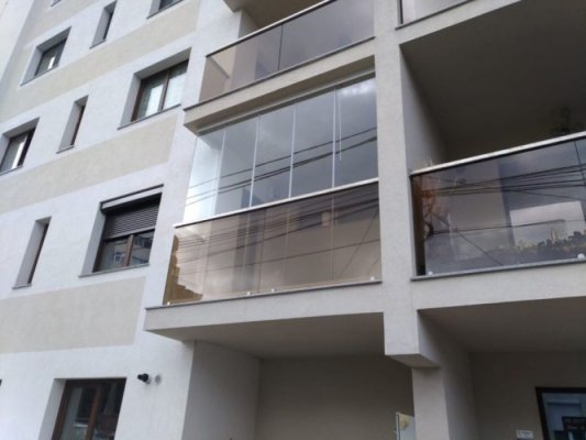Reguli noi pentru proprietarii de apartamente care vor să închidă balconul