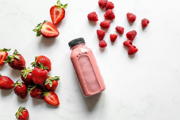 Băutura din fructe care este la fel de nocivă precum Coca-Cola dar oamenii o consideră sănătoasă