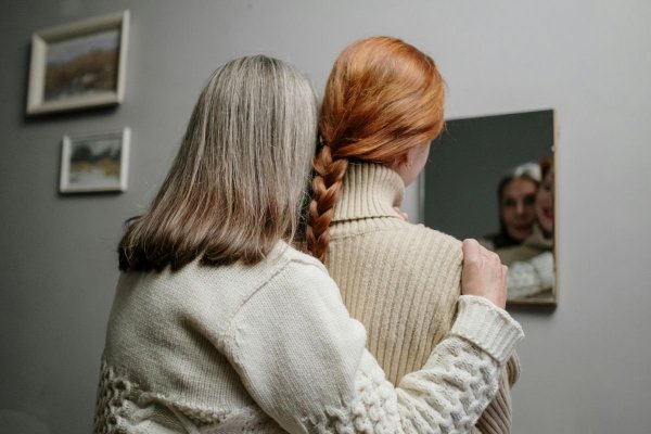 Părul alb apărut prematur poate indica mai mult decât trecerea timpului. Ce spun medicii